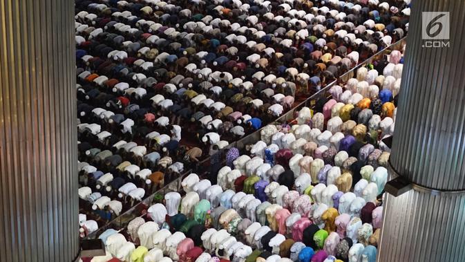 Umat muslim menunaikan salat Idul Adha di Masjid Istiqlal, Jakarta, Minggu (11/8/2019). Idul Adha 1440 Hijriah dirayakan secara nasional pada hari Minggu (11/8), serta dilanjutkan dengan pemotongan hewan kurban untuk dibagikan kepada warga. (Liputan6.com/Immanuel Antonius)