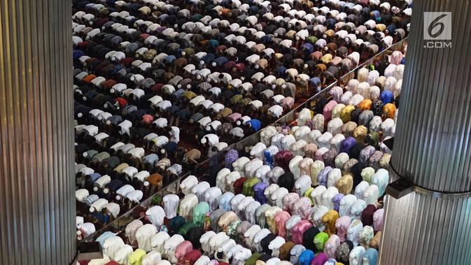 Umat muslim menunaikan salat Idul Adha di Masjid Istiqlal, Jakarta, Minggu (11/8/2019). Idul Adha 1440 Hijriah dirayakan secara nasional pada hari Minggu (11/8), serta dilanjutkan dengan pemotongan hewan kurban untuk dibagikan kepada warga. (Liputan6.com/Immanuel Antonius)