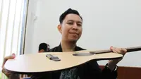 Gitar tipis kreasi warga Bandung itu hanya memiliki ketebalan 8 milimeter atau sepuluh kali lebih tipis dari gitar akustik biasa. (Liputan6.com/Huyogo Simbolon)