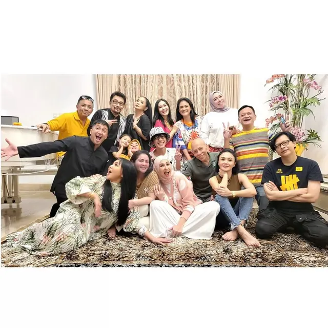 Artis buka bersama di rumah Iis Dahlia (Foto: Instagram @vinapanduwinata_real)