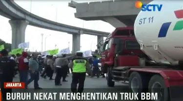 Ratusan buruh dari Serikat Buruh Sejahtera Indonesia,  yang mencoba masuk ke kawasan Pelabuhan Tanjung Priok, Jakarta Utara dihadang aparat kepolisian di depan pintu masuk.