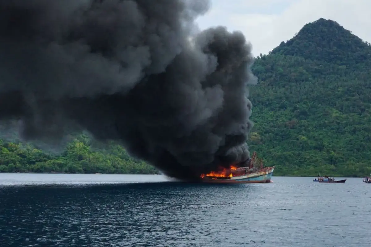 KKP menenggelamkan 10 kapal pelaku illegal fishing di Laut Natuna, Batam, Kepulauan Riau. (Foto: Liputan6.com/KKP)