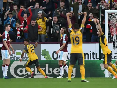 Para pemain Arsenal merayakan gol  Laurent Koscielny (3kanan) saat melawan Burnley pada lanjutan Premier League pekan ke-7 di Stadion Turf Moor, (2/10/2016). (Reuters/Anthony Devlin)