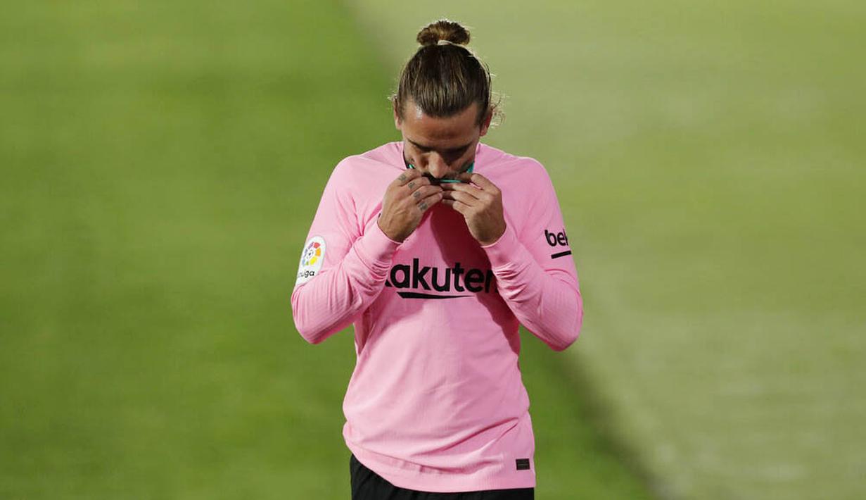 Penyerang Barcelona, Antoine Griezmann, tertunduk lesu usai ditaklukkan Getafe pada laga Liga Spanyol di Stadion Coliseum Alfonso Perez, Minggu (18/10/2020). Barcelona takluk dengan skor 1-0. (AP/Manu Fernandez)