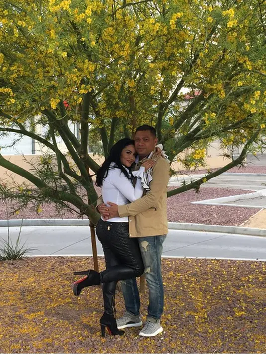 Beragam tanggapan dalam akun Instagram Raul. Banyak yang melihat harga yang dilihatnya terlalu mahal. Ada juga yang jeli melihat pasangan ini tidak romantis lantaran menyebut istrinya KD. (Instagram/krisdayantilemos)