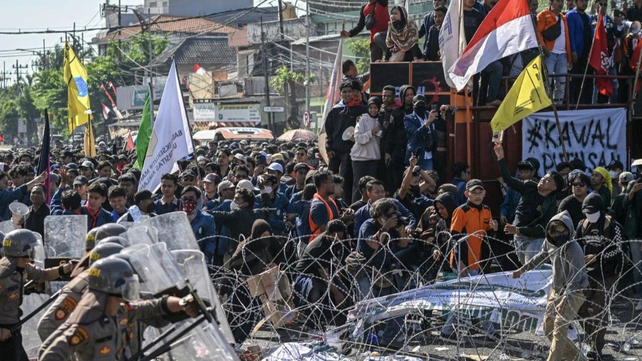 Ribuan mahasiswa dari berbagai universitas berunjuk rasa di depan Gedung DPRD Jawa Timur, Surabaya, Jumat (23/8/2024). Aksi unjuk rasa tersebut dilakukan untuk mengawal putusan Mahkamah Konstitusi (MK) terkait syarat usia calon kepala daerah dan ambang ba