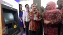 Seorang penyandang disabilitas mencoba ATM layanan wicara untuk penyandang disabilitas, Jakarta, (1/12/2015). Uji coba ini untuk memperingati hari disabilitas internasional pada 3 Desember mendatang. (Liputan6.com/Helmi Afandi)