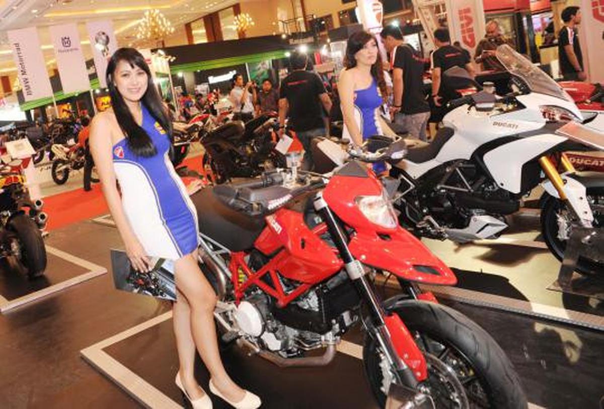 Pose seksi model cantik bareng motor macho