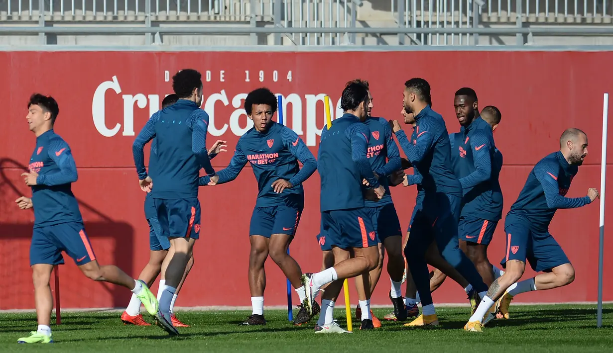 Para pemain Sevilla menghadiri sesi latihan sebelum menjamu Chelsea pada matchday kelima Grup E Liga Champions, di sport City di Seville pada Selasa (1/12/2020). Pertandingan antara Sevilla kontra Chelsea nanti akan menjadi laga perebutan gelar juara grup E. (CRISTINA QUICLE /AFP)