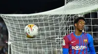 Bek Barcelona, Alejandro Balde, saat timnya kebobolan. Barcelona bermain imbang 1-1 melawan Deportivo Alaves di Camp Nou, Minggu (31/11/2021) dini hari WIB. (AFP/Pau Barrena)