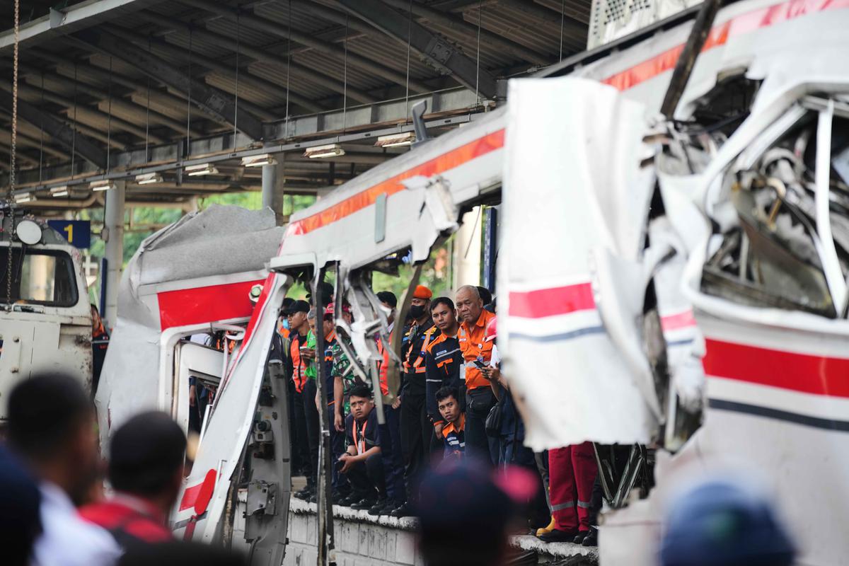 Ditabrak Argo Bromo Anggrek, Gerbong Khusus Wanita KRL Commuter Hancur