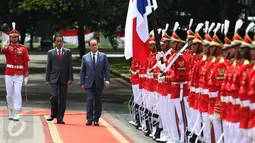 Presiden Jokowi dan Presiden Prancis Francois Hollande memeriksa pasukan kehormatan pada Upacara Kenegaraan di Istana Merdeka, Jakarta, Rabu (29/3). Kehadiran Presiden Hollande diiringi pasukan nusantara dan dan marching band. (Liputan6.com/Angga Yuniar)
