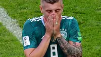 Gelandang timnas Jerman, Toni Kroos bereaksi pada pertandingan Grup F melawan Korea Selatan di Kazan Arena, Rusia, Rabu (27/6). Langkah Jerman terhenti di Piala Dunia 2018 setelah kalah dari Korsel. (Luis Acosta / AFP)