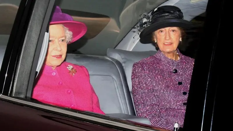 Ratu Elizabeth II (kiri) bersama dengan Lady Sussan Hussey (kanan)