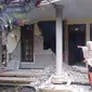 Dua warga mengamati rumah yang mengalami kerusakan akibat dampak dari Gempabumi Selatan Malang M 6,1 di Kabupaten Malang, Sabtu (10/4). (Dok BPBD Kabupaten Malang)