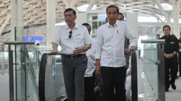 Bersama Menteri Koordinator Bidang Kemaritiman dan Investasi Luhut Binsar Pandjaitan (kiri), Presiden Indonesia Joko Widodo (kanan) tiba di stasiun Halim sebelum melakukan uji coba kereta cepat Jakarta-Bandung di Jakarta pada 13 September 2023. (Akbar Nugroho Gumay/Antara Foto/AFP)