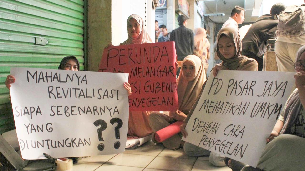 FOTO: Pasar Pramuka Lumpuh, Pedagang Gelar Aksi Tolak Revitalisasi yang Dinilai Memberatkan