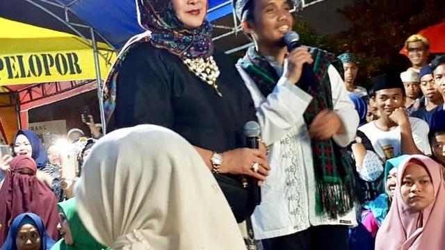 Bakti sosial yang dilakukan Jenny Rachman berkaitan dengan pembangunan pesantren (ist)