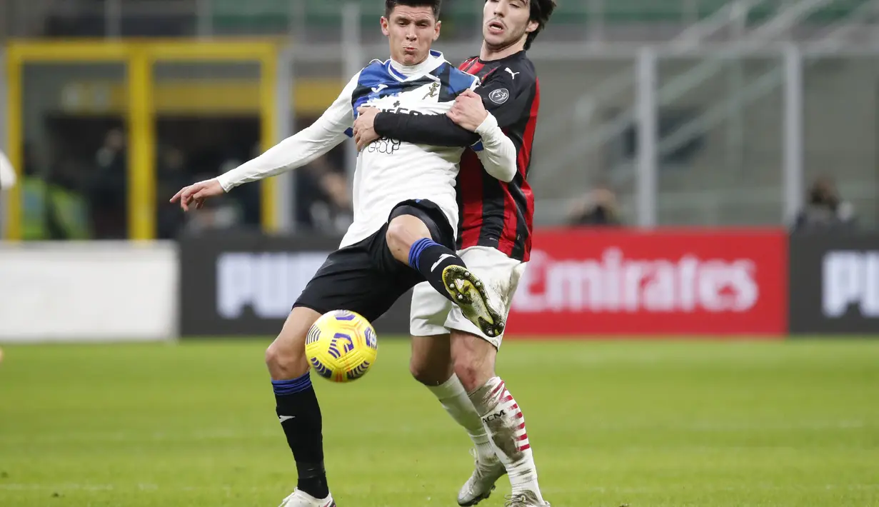 Gelandang AC Milan, Sandro Tonali berusaha merebut bola dari gelandang Atalanta, Matteo Pessina pada pertandingan Liga Serie A Italia di Stadion San Siro, Minggu (24/1/2021). Posisi AC Milan di puncak klasemen makin terancam yang hanya berjarak 2 poin dari Inter Milan. (AP Photo/Antonio Calanni)