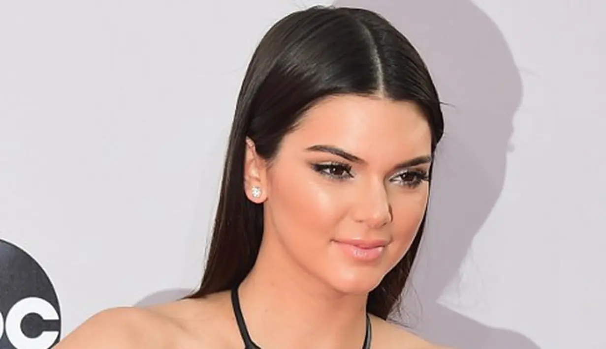 Melansir Hollywoodlife, dengan wajah panic Kendall telah kembali ke LA pada 7 April 2017 lalu. Terlihat tidak tenang, Kendall pun menutupi wajahnya ketika berjalan di hadapan publik. (AFP/Bintang.com)