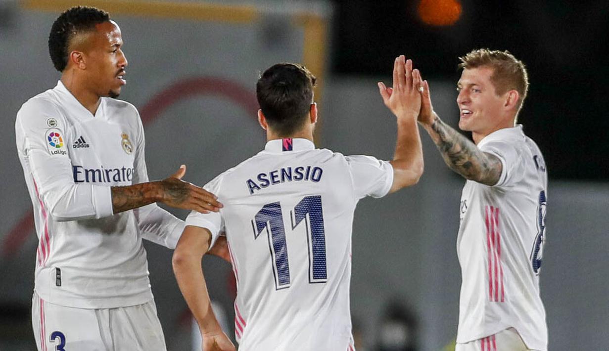 Para pemain Real Madrid merayakan gol yang dicetak oleh Marco Asensio ke gawang Sevilla pada laga Liga Spanyol di Stadion Alfredo di Stefano, Minggu (10/5/2021). Kedua tim bermain imbang 2-2. (AP/Manu Fernandez)
