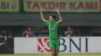 Pemain Bhayangkara FC, Otavio Dutra merayakan gol ke gawang Persela Lamongan pada lanjutan Liga 1 2017 di Stadion Patriot, Bekasi, (27/10/2017). Bhayangkara menang 3-1. (Bola.com/Nicklas Hanoatubun)