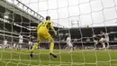 Proses terjadinya gol kedua West Ham yang dicetak mantan pemain Liverpool, Andy Carroll, pada laga Liga Premier Inggris. West Ham berhasil taklukan Liverpool 2-0. (Reuters/Toby Melville)
