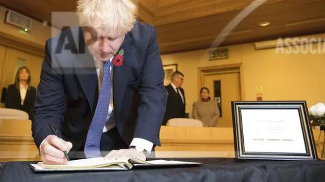 Boris Johnson, PM Inggris tulis pesan di buku belasungkawa.