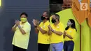 Ketua Umum Partai Golkar Airlangga Hartarto (kiri) saat HUT ke-56 Partai Golkar di Jakarta, Sabtu (17/10/2020). Partai Golkar mendorong masyarakat mematuhi protokol pencegahan penularan COVID-19 melalui 3M yaitu Memakai Masker, Mencuci Tangan, dan Menjaga Jarak. (Liputan6.com/Johan Tallo)