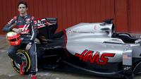 Pebalap tim F1 Haas, Esteban Gutierrez berhasil mencatat waktu terbaiknya 1m27,802s pada sesi terakhir hari ke-4 test pramusim di Sirkuit Catalunya, Barcelona, Spanyol, Kamis (25/2/2016). (REUTERS/Sergio Perez)