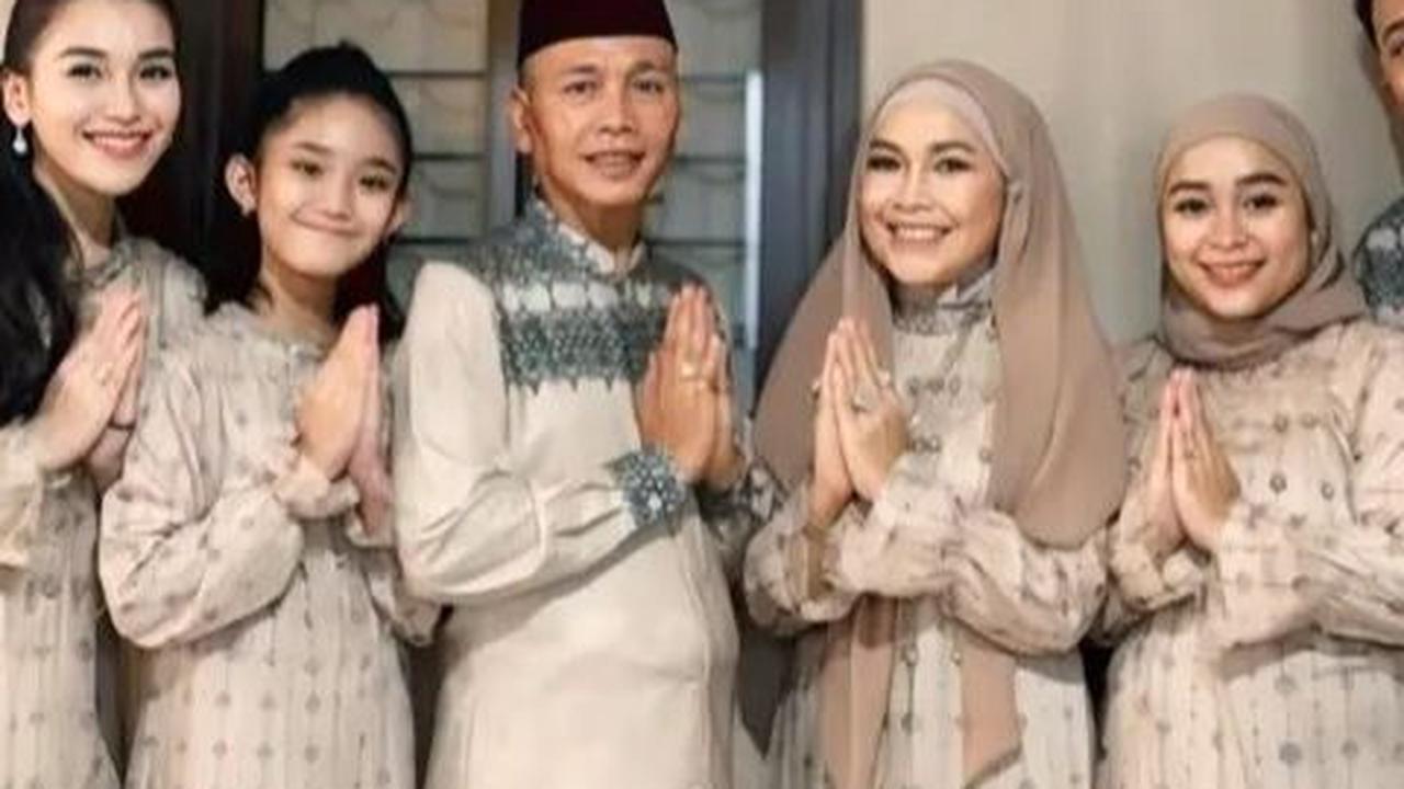Momen lebaran juga menjadi ajang bagi umat muslim dan para artis untuk berkumpul bersama, seperti keluarga besar Ayu Ting Ting yang turut merayakan bersama.<br>
