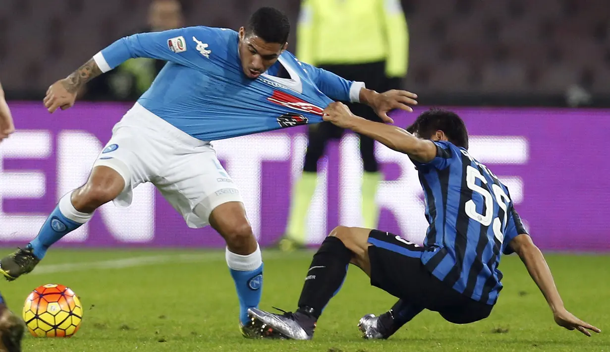 Gelandang Napoli, Allan (kiri) berusaha membawa bola dari kawalan bek Inter Milan, Yuto Nagatomo pada lanjutan Liga Serie A di  San Paolo, Naples, Italia (30/11). Napoli menang atas Inter Milan dengan skorg 2-1. (REUTERS/Ciro De Luca)