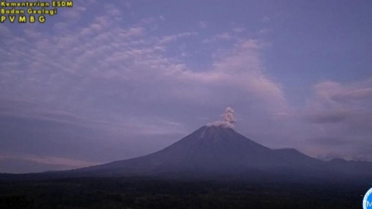 VIDEO: Kondisi Terkini Gunung Semeru Erupsi Luncuran Awan Panas Sejauh 7 Kilometer, Status Jadi Awas