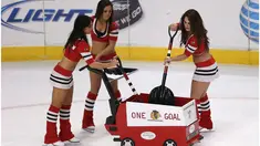 Ice Girls dari Chicago Blackhawks selain menghibur dengan tarian mereka bertugas membersihkan lapangan hoki es sebelum pertandingan National Hockey League (NHL) dimulai. (Jonathan Daniel/Getty Images/AFP)
