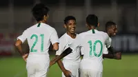 Pemain Timnas Indonesia U-16 merayakan gol yang dicetak oleh Alfin Lestaluhu ke gawang Filipina pada laga babak Kualifikasi Piala AFC U-16 2020 di Stadion Madya, Jakarta, Senin (16/9/2019). Indonesia menang 4-0 atas Filipina. (Bola.com/M Iqbal Ichsan)