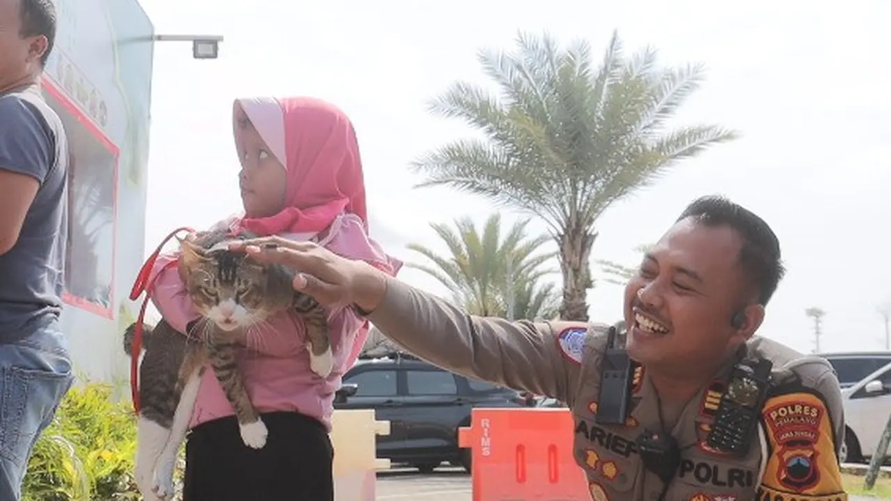 Pemilik bertemu kembali dengan kucing kesayangan yang hilang di Rest Area di Pemalang. (Foto: Liputan6.com/Humas Polres Pemalang)