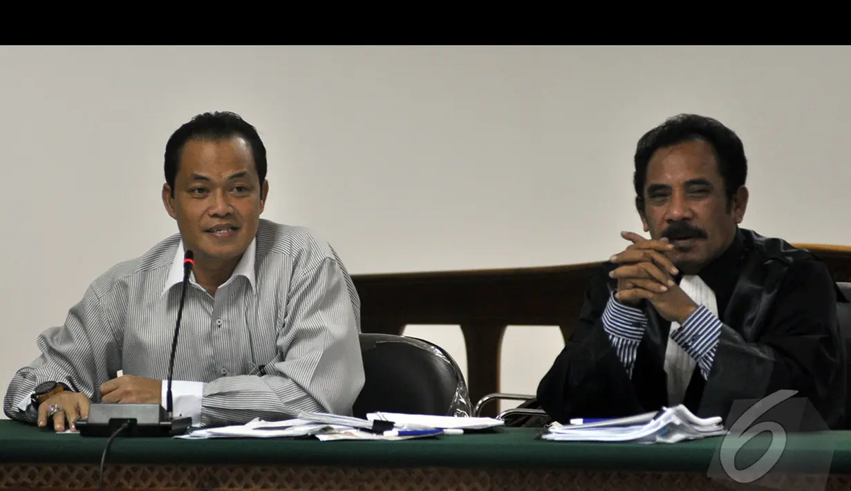 Muhtar Ependi didampingi penasehat hukumnya saat menjalani sidang lanjutan di Pengadilan Tipikor, Jakarta, Kamis (15/1/2015). (Liputan6.com/Miftahul Hayat)