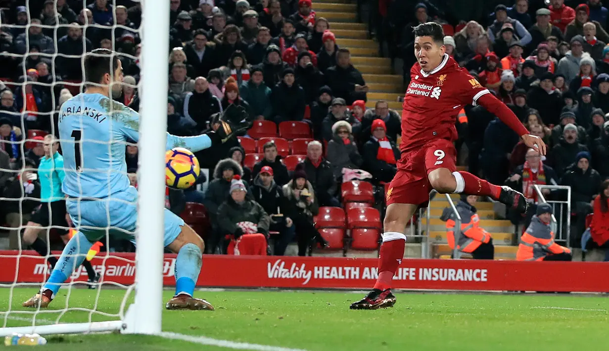 Pemain Liverpool, Roberto Firmino mencetak gol keduanya ke gawang Swansea City pada laga pekan ke-20 Premier League di Stadion Anfield, Rabu (27/12). Dua gol Firmino membawa Liverpool meraih kemenangan lima gol tanpa balas. (Peter Byrne/PA via AP)
