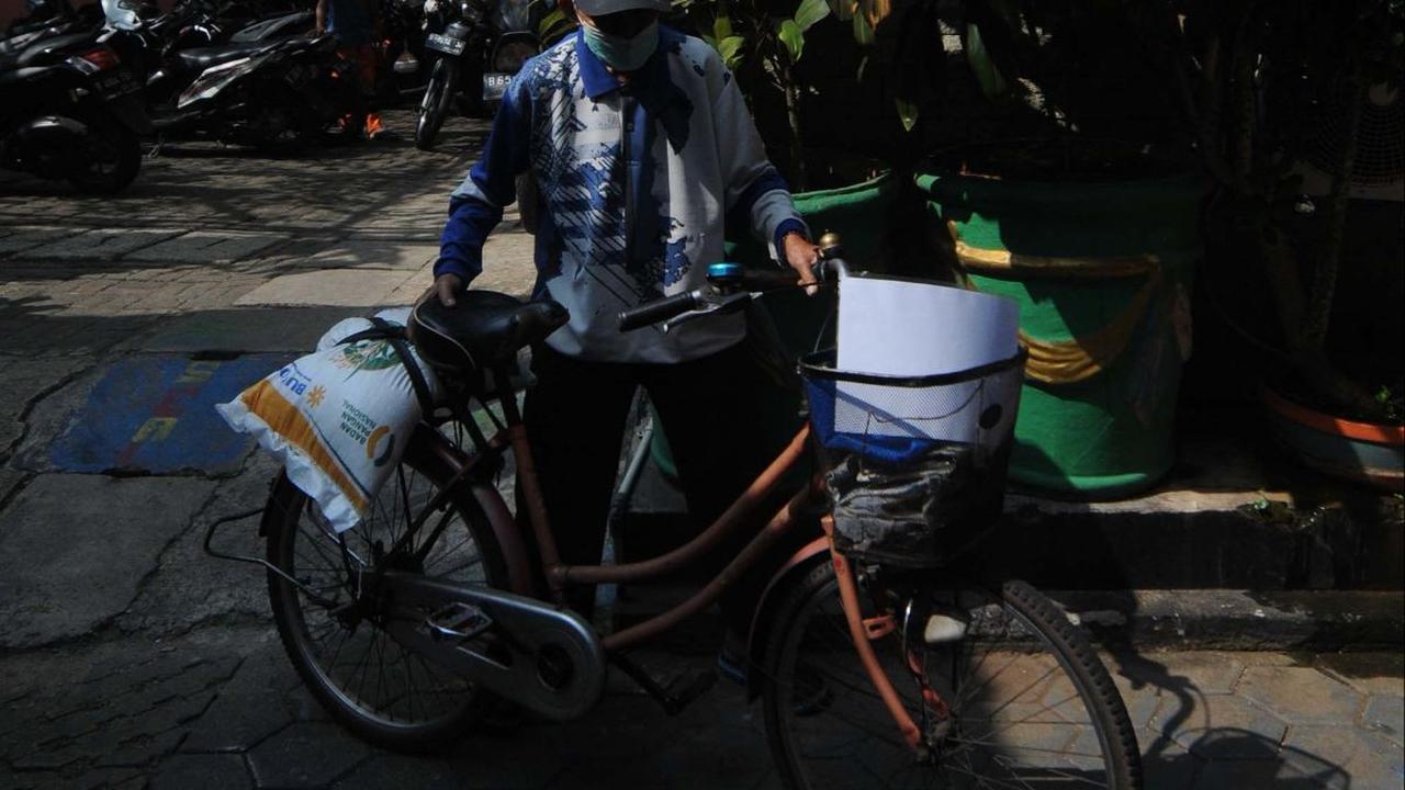 Secara total, jumlah penerima bantuan pangan beras 10 Kilogram tahap kedua sekitar 22 juta keluarga penerima manfaat (KPM). Sementara, alokasi beras untuk bantuan tersebut sekitar 660.000 ton. Foto: Merdeka.com/Imam Buhori<br>