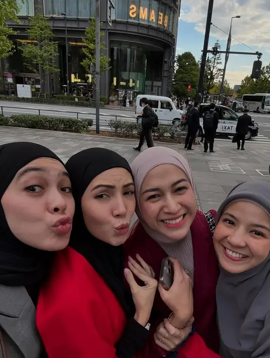 Dalam perjalanan Japan Trip 2024 yang penuh makna ini, geng RANAYU tak hanya saling memberikan dukungan, tetapi juga menunjukkan penampilan kompak dengan outfit layering yang stylish. [@dianayulestari].