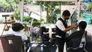 <p>Petugas memangkas rambut pelajar di SMA Negeri 70 Jakarta, Kamis (25/5/2023). (Liputan6.com/Herman Zakharia)</p>