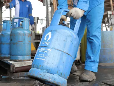 Petugas memperlihatkan tabung gas di Terminal pengisian Gas Pertamina, Jakarta, Selasa (5/1/2016). PT Pertamina (Persero) menurunkan harga elpiji 12 kilogram (kg) dari Rp 134.600 menjadi Rp 129.000 per tabung. (Liputan6.com/Angga Yuniar)