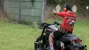 Seorang member dari Mabua Shooting Club Indonesia (MSCI) menjajal kemampuan menembaknya di Lapangan Tembak Senayan, Jakarta, Jumat (22/5/2015). Mabua Harley Davidson menyalurkan hobi bagi para pemilik motor Harley Davidson. (Liputan6.com/Faizal Fanani)