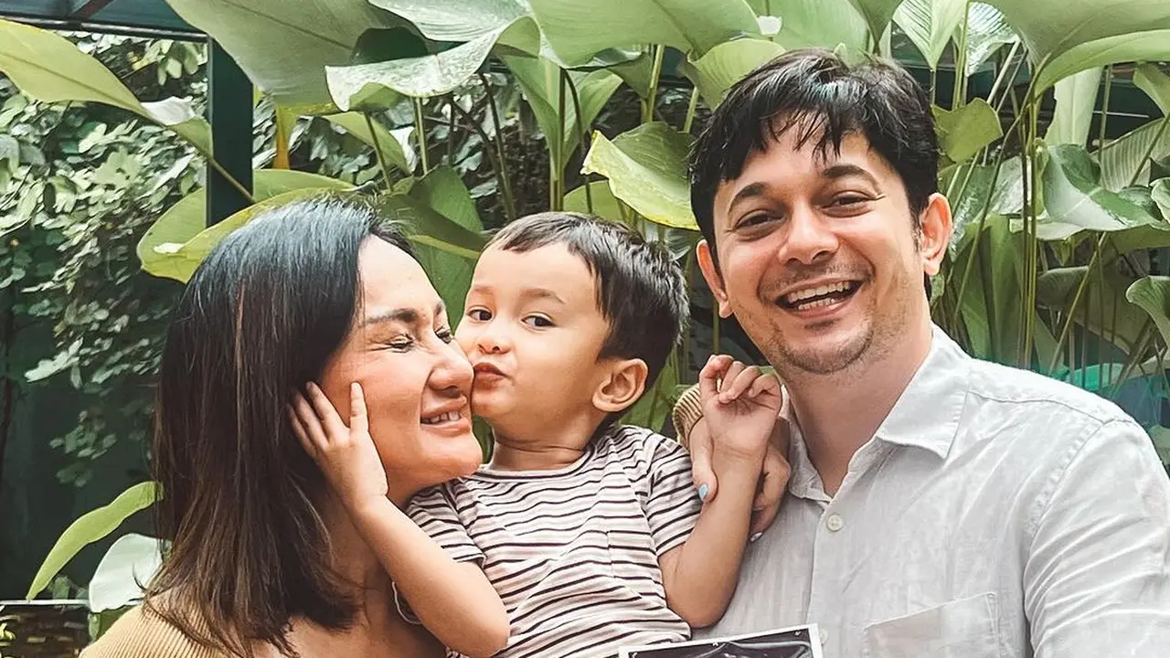 6 Potret Andrew Andika Umumkan Sang Istri Hamil Anak Kedua, Penuh Bahagia