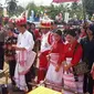 Presiden Jokowi saat membuka Festifal tenun ikat dan parade sandelwood di Lapangan Galu Tama Sumba Barat Daya, Rabu (12/7/2017). (Liputan6.com/Ola Keda)