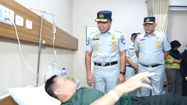 Direktur Utama Jasa Raharja, Rivan A. Purwantono menjenguk korban kecelakaan beruntun yang terjadi di Tol Cipularang, Jawa Barat yang dirawat di Rumah Sakit Abdul Radjak, Purwakarta.