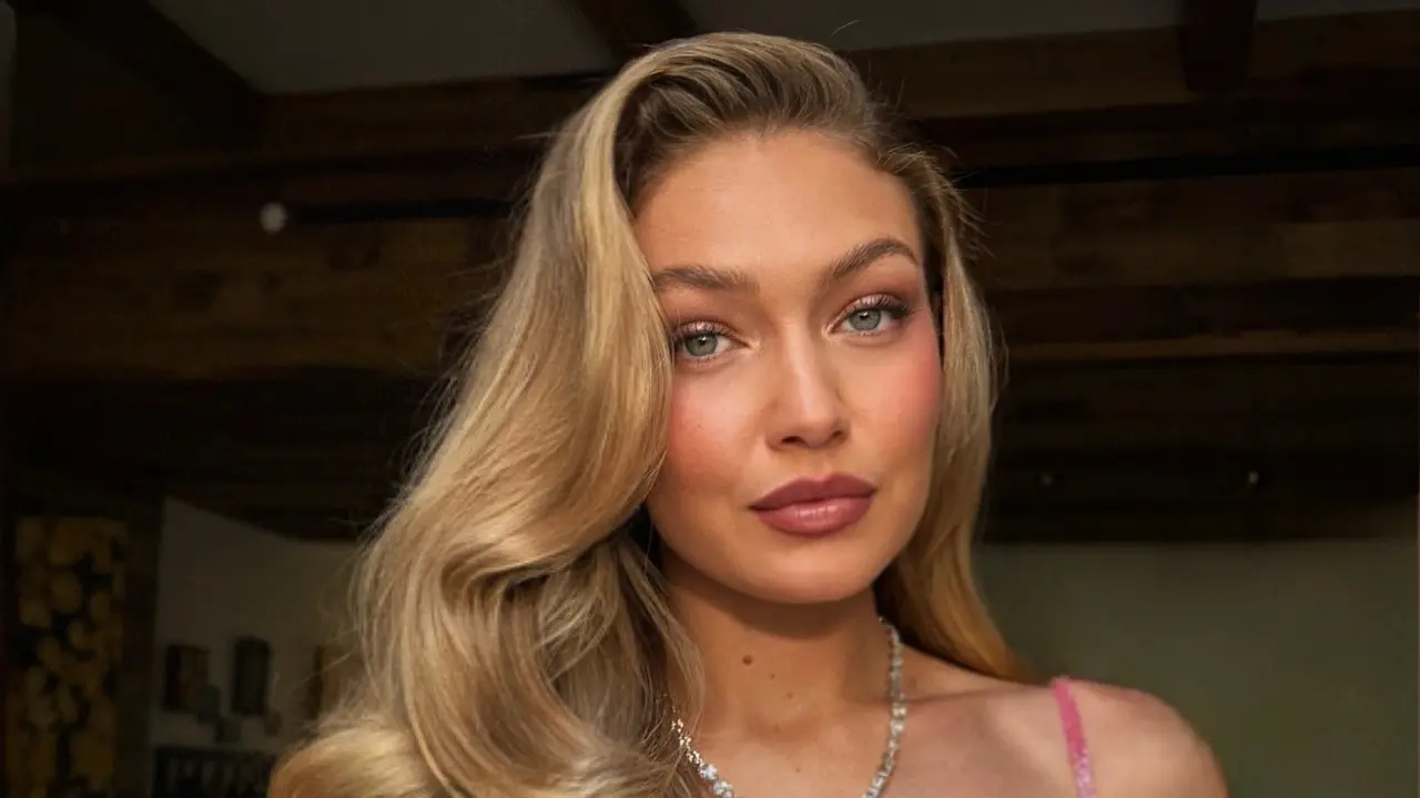 Gigi Hadid Kenakan Gaun Wiederhoeft Rp264 Juta di Pernikahan Taylor Swift, Hair Look-nya Terinspirasi Es Krim