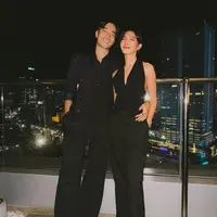Vidi Aldiano dan Sheila Dara rayakan hari jadi pernikahan yang kedua sambil makan malam, mereka terlihat kompak mengenakan pakaian serba hitam