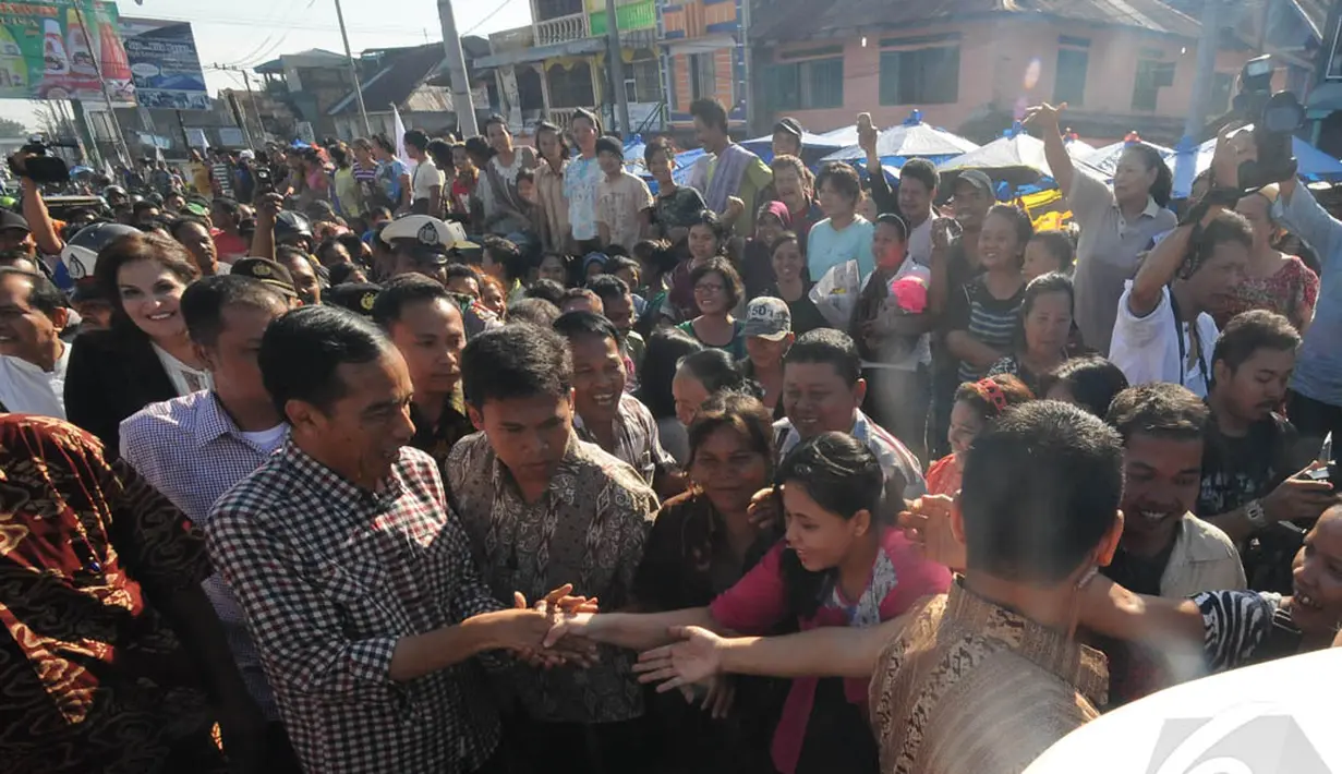 Ratusan warga berebut foto dan salaman dengan Jokowi di pengungsian erupsi Sinabung, Kabanjahe, Kabupaten Karo, Sumatera Utara, Selasa (10/6/2014) (Liputan6.com/Herman Zakharia)