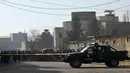Anggota keamanan memblokir jalan di lokasi ledakan bom yang menargetkan kendaraan anggota parlemen Afghanistan di jalanan ibu kota Kabul, Rabu (28/12).  Sang anggota parlemen dan dua orang lainnya luka-luka akibat ledakan ini. (WAKIL KOHSAR/AFP)